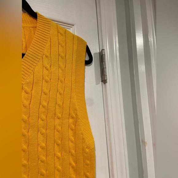 NWOT Marigold Yellow Size S V Neck Pullover Soft Cable Knit Cropped Sweater Vest - Picture 4 of 9